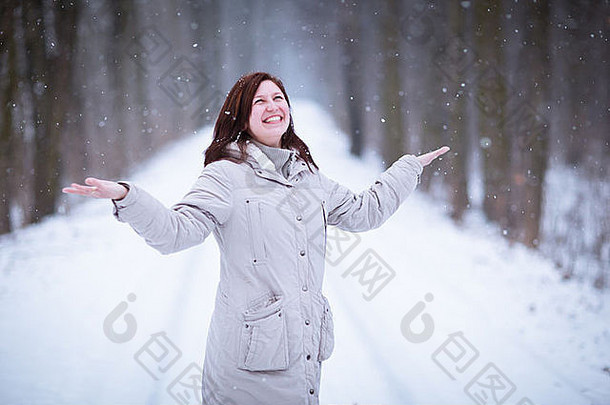 肖像年轻的女人在户外雪冬天一天