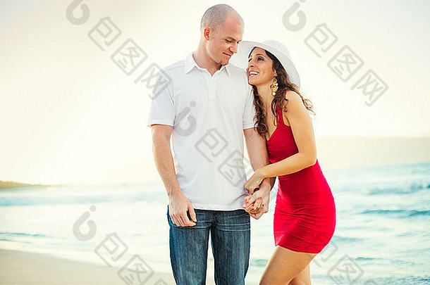 快乐夫妇爱享受日落海滩