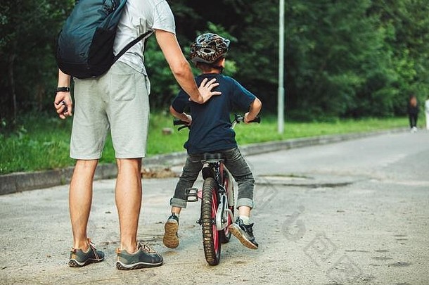 父亲教学儿子骑自行车