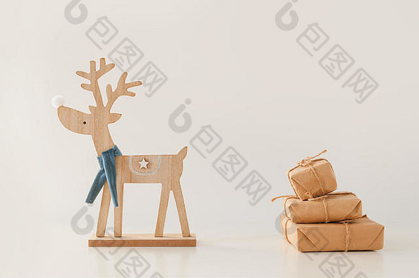 玩具鹿携带堆栈礼物盒子圣诞节一年概念