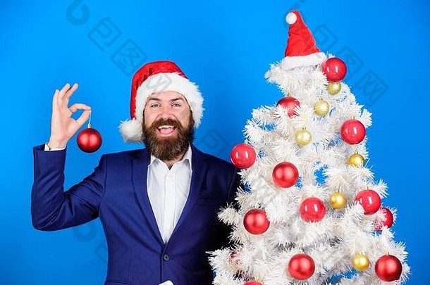圣诞节商店快乐圣诞节有胡子的男人。圣诞老人他持有圣诞节球魔法创造力白色圣诞节商人装修一年树男人。庆祝圣诞节快乐假期冬天季节销售