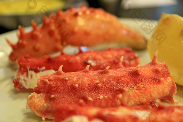 关闭令人垂涎的王蟹腿的肉著名的菜ushuaiatiera的火阿根廷