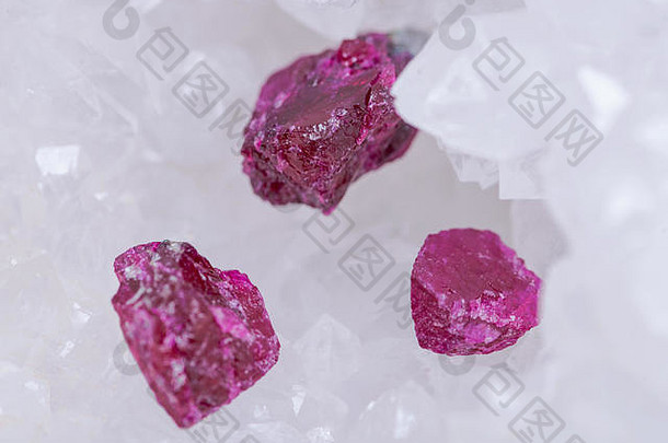 前质量年级小粗糙的Ruby晶体坦桑尼亚水晶德鲁兹中心清晰的石英晶洞红色的刚玉