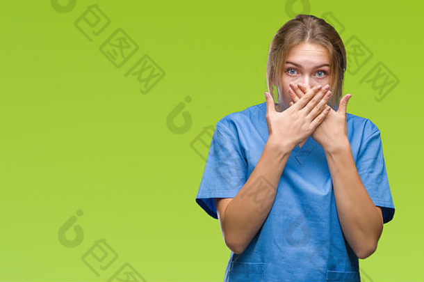 年轻的高加索人护士女人穿外科医生统一的孤立的背景震惊了覆盖口手错误秘密概念