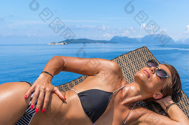 女人享受放松池视图圣托里尼岛希腊