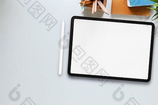 前视图图像电脑平板电脑白色空白屏幕把白色工作桌子上包围手写笔笔盆栽植物笔记本日记