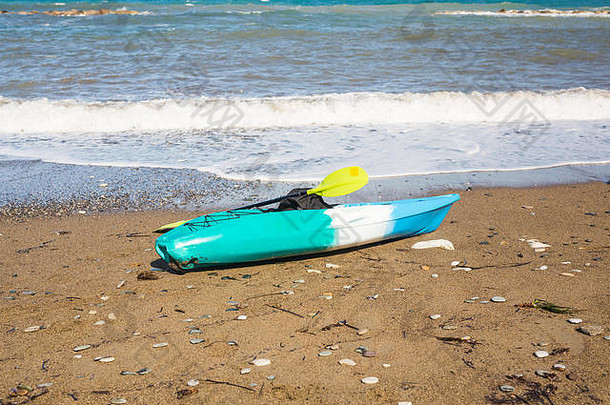 皮艇热带海滩活跃的水体育运动概念