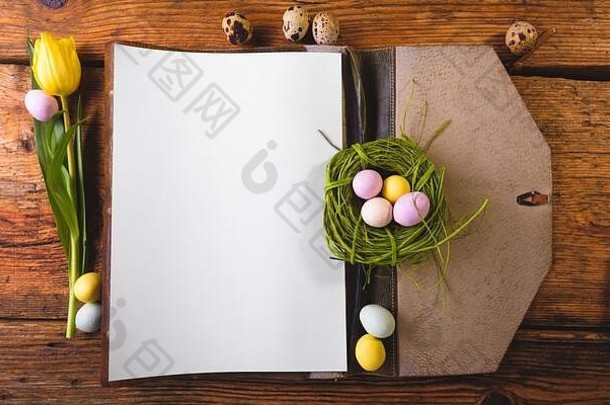 复活节菜单木表格装饰鸡蛋新鲜的花