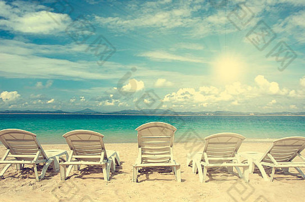椅子海滩蓝色的天空夏天假期古董复古的过滤器