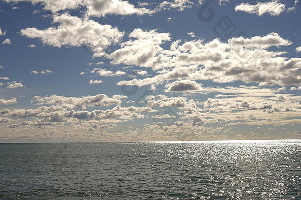 白色毛茸茸的云太阳基斯海洋
