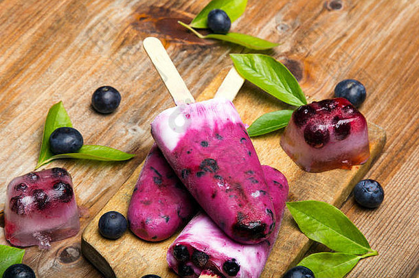 美味的自制的<strong>蓝莓</strong>冰奶油木背景有机水果冰棍