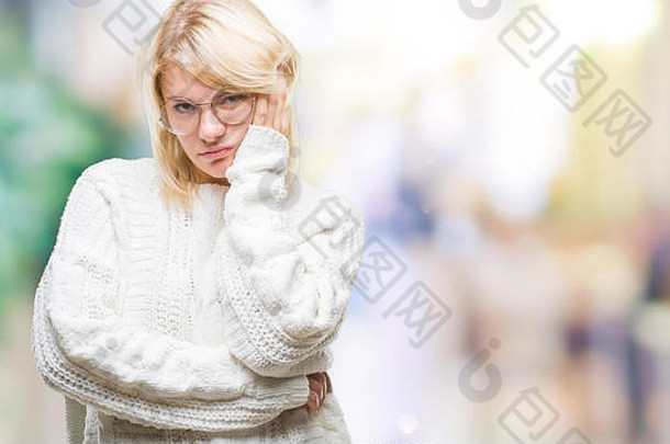 年轻的美丽的金发女郎女人穿冬天毛衣眼镜孤立的背景思考累了无聊抑郁症问题白