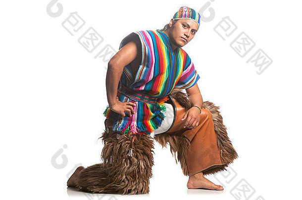 厄瓜多尔舞者穿着传统的服装高地火焰羊驼裤子工作室拍摄孤立的白色