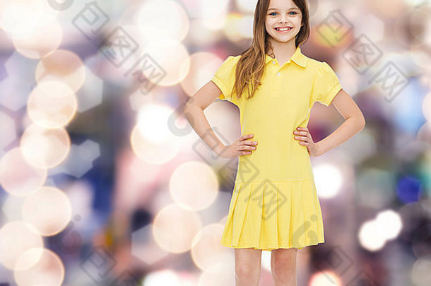 微笑女孩黄色的衣服