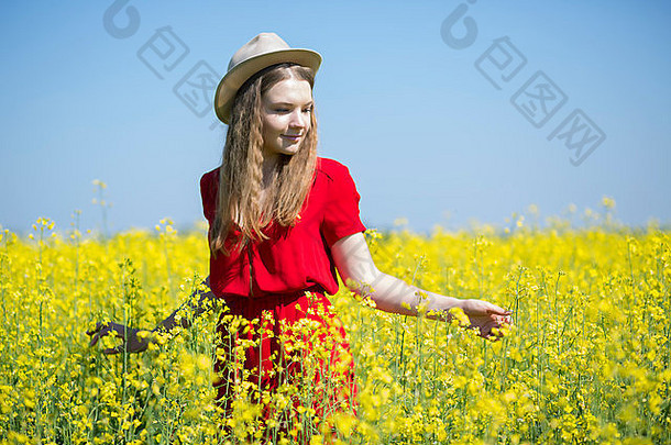 年轻的女人红色的衣服黄色的植物
