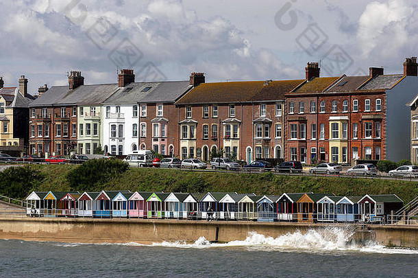 行通常英国海滩小屋海墙模仿梯田小镇房子风暴潮将波及冲浪洗前面