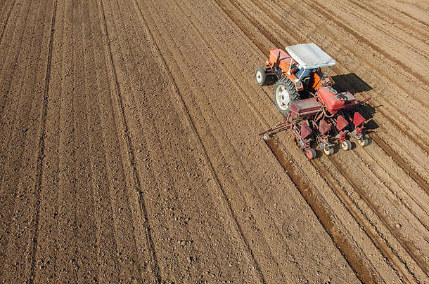 空中视图拖拉机耕作字段耕作播种收获农业农业沙漠脱水土地全球气候变暖