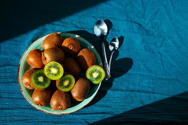 很多猕猴桃蓝色的表格健康的水果猕猴桃板热带水果猕猴桃生活