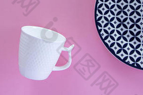 开销平躺视图清洁餐具蓝色的板白色咖啡杯粉红色的背景