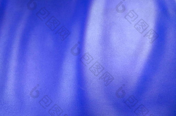 特写镜头拍摄光滑的紫罗兰色的聚氯乙烯桌布