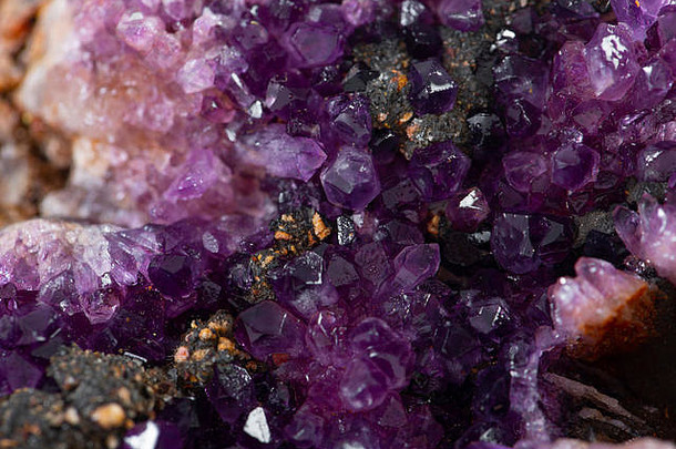 水晶石头宏矿物紫色的粗糙的紫水晶石英