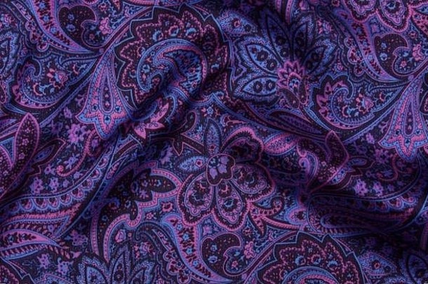佩斯利打印织物折痕紫色的丝绸