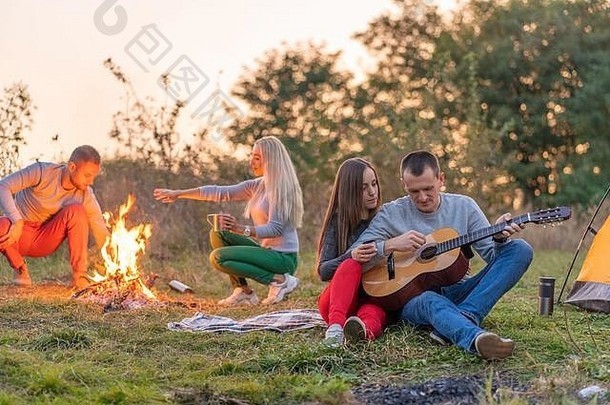 集团快乐朋友吉他有趣的户外篝火旅游帐篷野营有趣的快乐家庭