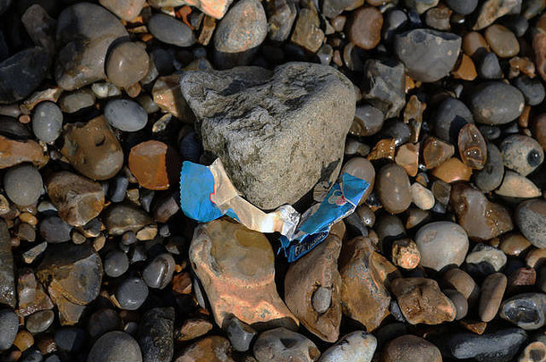 塑料食物包装器发现河泰晤士河显示高塑料环境