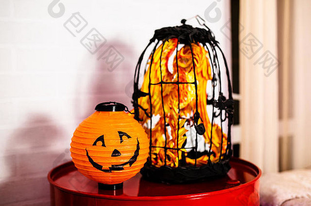 装饰纸南瓜灯笼笼子里橙色玩具鸟装饰庆祝活动万圣节