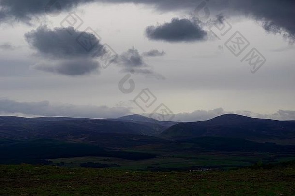 不祥的地形风暴云丘陵苏格兰高沼地景观苏格兰狗山班科里阿伯丁郡