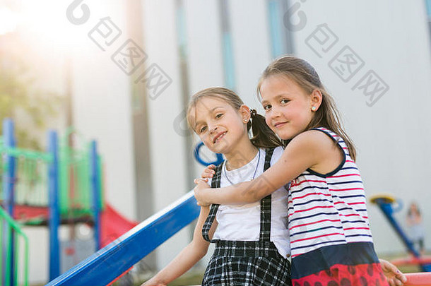快乐的学校年龄孩子玩操场上学校