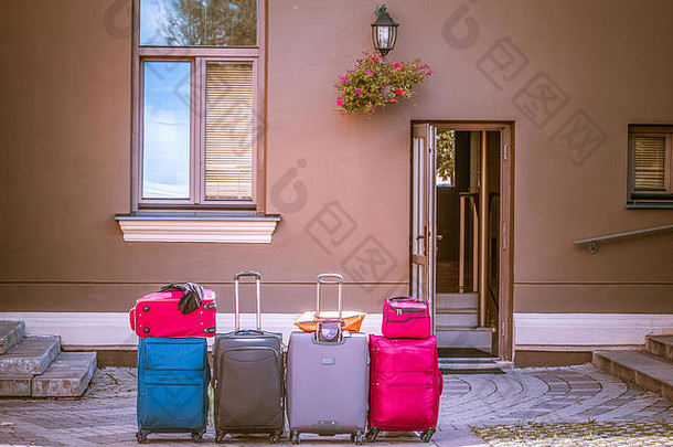 色彩斑斓的行李手提箱酒店在户外