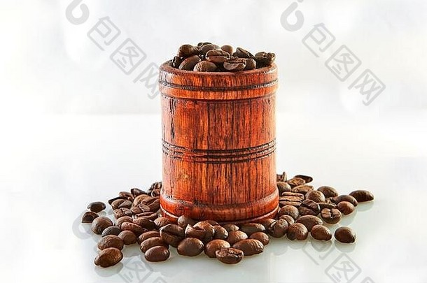 咖啡豆子木桶孤立的白色背景
