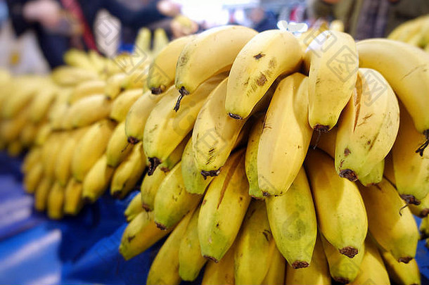 新鲜的热带水果香蕉出售集市