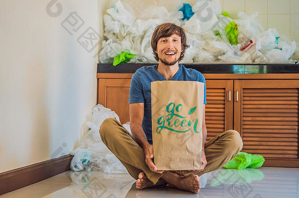 男人。持有包登记绿色在桩塑料袋浪费概念概念世界环境一天