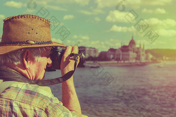 旅游男人。他拍摄布达佩斯匈牙利古董风格