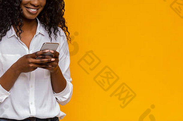 非洲美国女孩手机黄色的背景