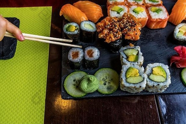 寿司卷吃<strong>筷子</strong>寿司集餐厅黑色的背景日本寿司食物健康的食物前视图食物集