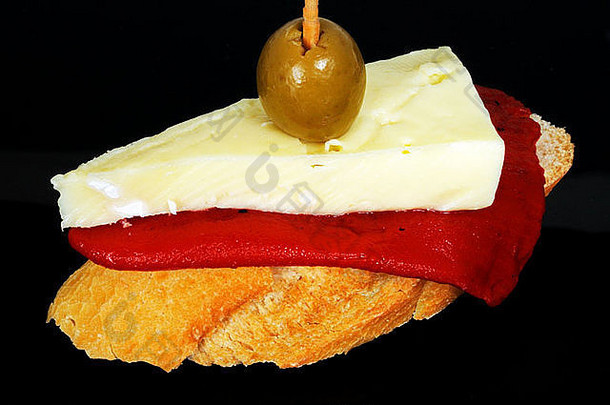 红色的胡椒奶酪习惯超过绿色橄榄服务一个易怒的面包安达卢西亚西班牙西方欧洲