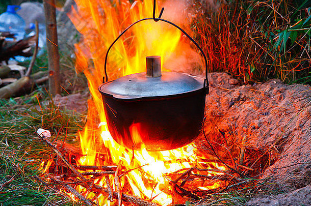 烹饪餐水壶营火河漂流探险波兰