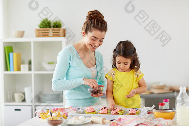 快乐妈妈。女儿烹饪纸杯蛋糕首页
