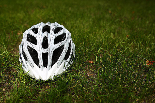 自行车头盔草