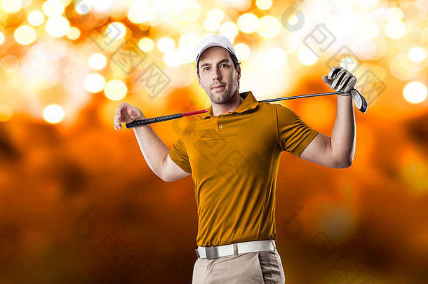 <strong>高尔夫</strong>球球员橙色衬衫采取摇摆不定的橙色灯背景