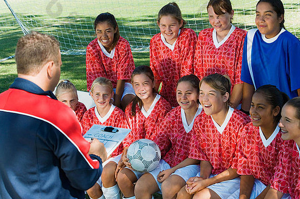 教练会说话的女孩的足球团队