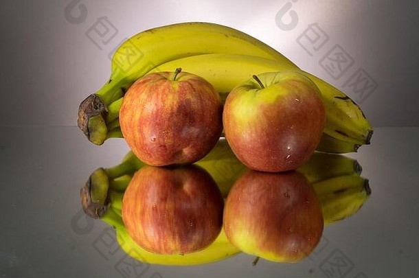 黄色的香蕉红色的苹果镜像表格gorizontal图像