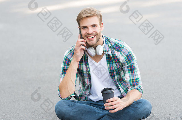 放松充电有趣的打破调用朋友的家伙无忧无虑的学生享受咖啡在户外生活平衡幸福健康咖啡打破男人。坐地面喝咖啡