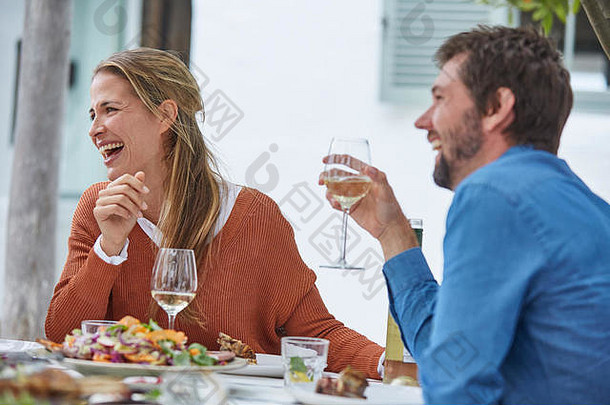 笑夫妇喝白色酒吃午餐天井表格