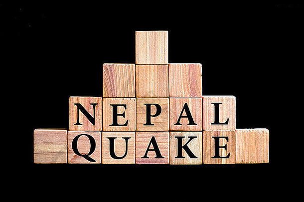 单词尼泊尔地震木小多维数据集信孤立的黑色的背景复制空间浪费概念图像