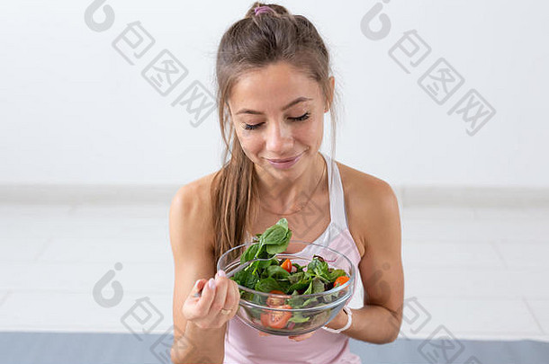 人食物饮食概念肖像女人吃健康的食物白色背景关闭