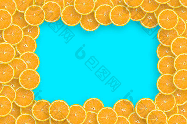 前视图橙色水果片明亮的蓝色的背景饱和柑橘类框架垂直边界简约平躺